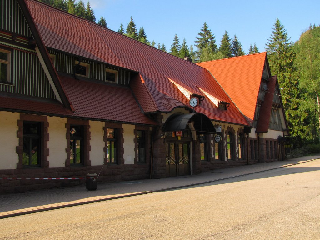 Der Bahnhofsvorplatz mit dem Empfangsgebude in Oberhof (Thr); 04.09.2010
