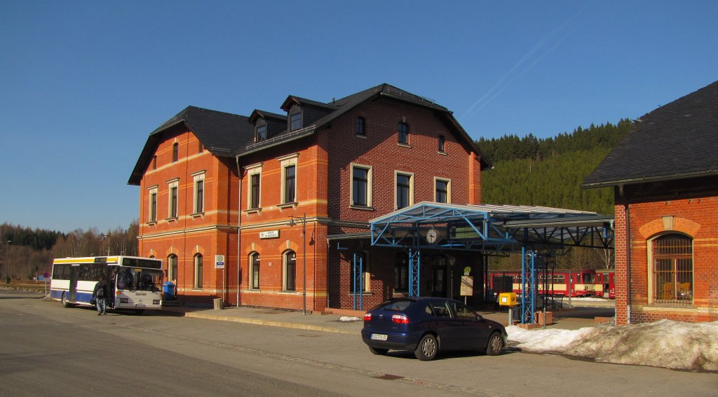 Der Bahnhofsvorplatz mit dem Empfangsgebude in Johanngeorgenstadt; 22.03.2011