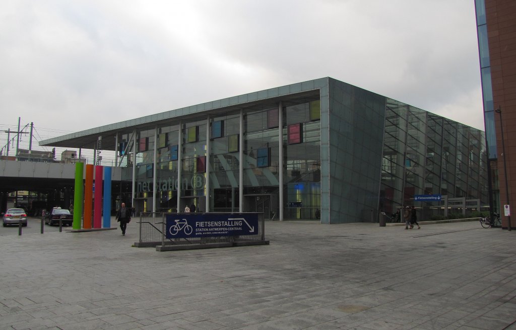 Der Bahnhofsvorplatz vom moderneren Bahnhofsteil in Antwerpen Centraal, 23.11.2011.