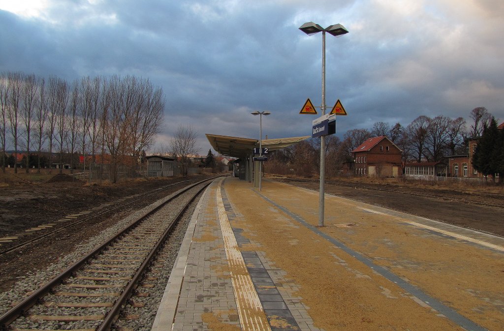 Der Bahnsteig 1 und 2 in Laucha nach der Umbauphase; 19.02.2012