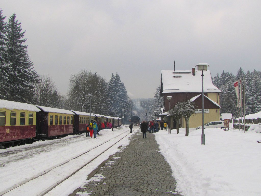 Der Bahnsteig 1 in Drei Annen Hohne am 29.03.2013.