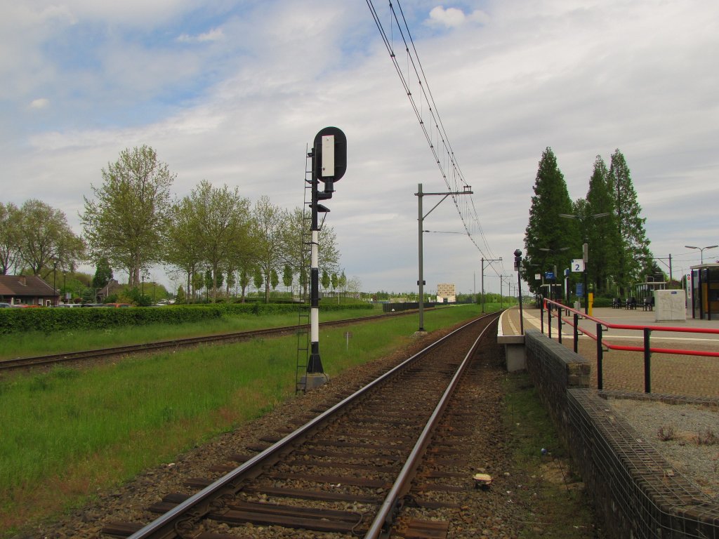 Der Bahnsteig 2 in Geleen-Lutterade. Vom B aus fotografiert; 08.05.2012