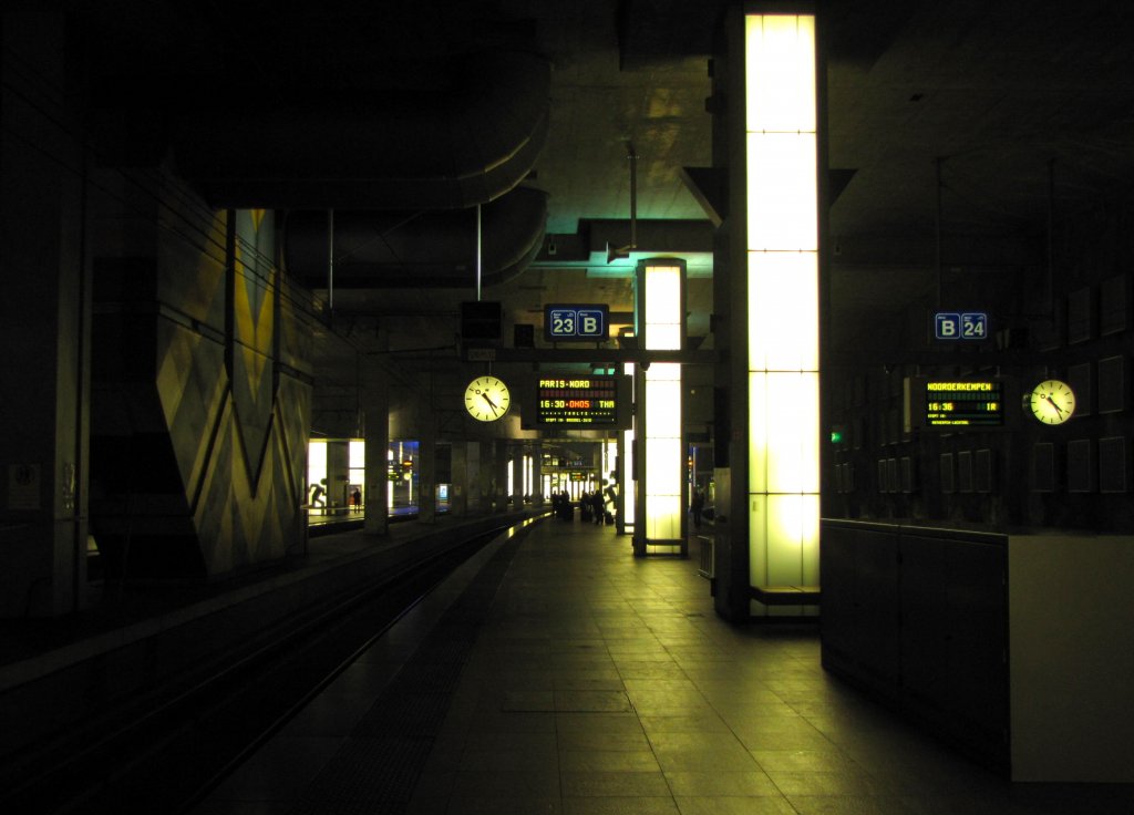 Der Bahnsteig 23 am 23.11.2011 in Antwerpen Centraal.