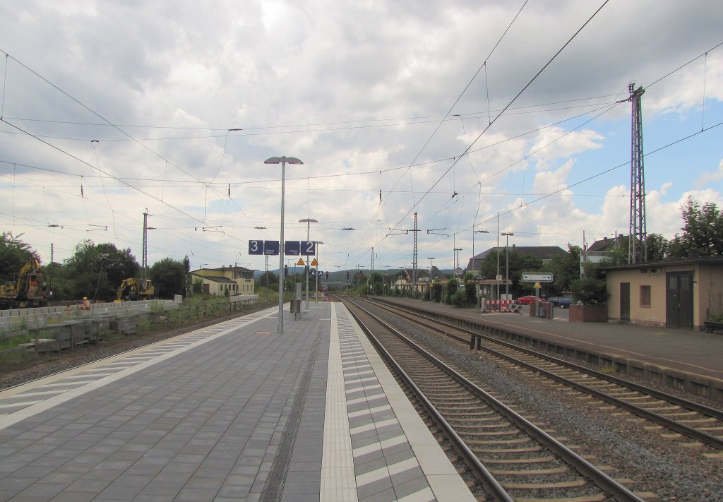 Der Bahnsteig 3 und 2 am 10.07.2012 in Wittlich Hbf.