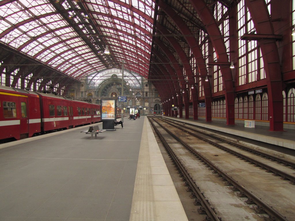Der Bahnsteig 5 in Antwerpen Centraal am 23.11.2011.