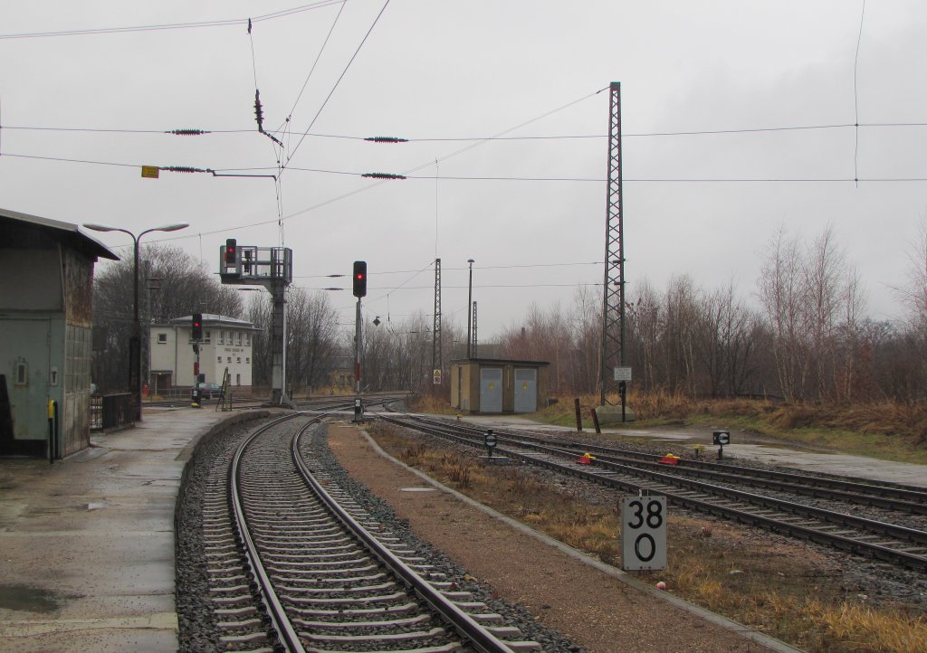 Der Bahnsteig 6 mit dem Gleis in Richtung Adorf (Vogtl) am 05.01.2013 in Zwickau (Sachs) Hbf. Im Hintergrund sieht man noch das Stellwerk W5.