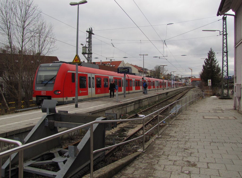 Der Bahnsteig und das als Stumpfgleis umgebaute Gleis 1 in Ebersberg (Oberbay); 14.01.2011