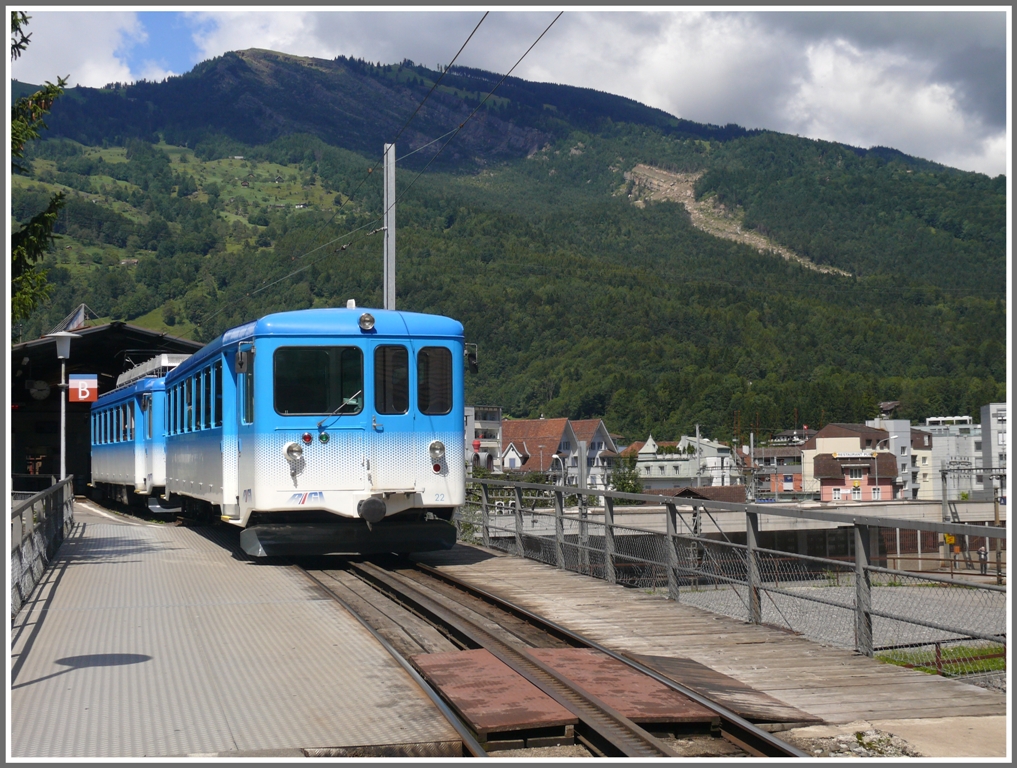 Der Bahnsteig der ARB liegt quer zu den SBB-Geleisen und eine Etage darber. Im Hintergrund ist der Rosssberg zu sehen mit dem Bergturzgebiet, das einstmals Arth Goldau verschttet hatte und verantwortlich ist fr die erhhte Lage des Bahnhofs Arth Goldau. (30.07.210)