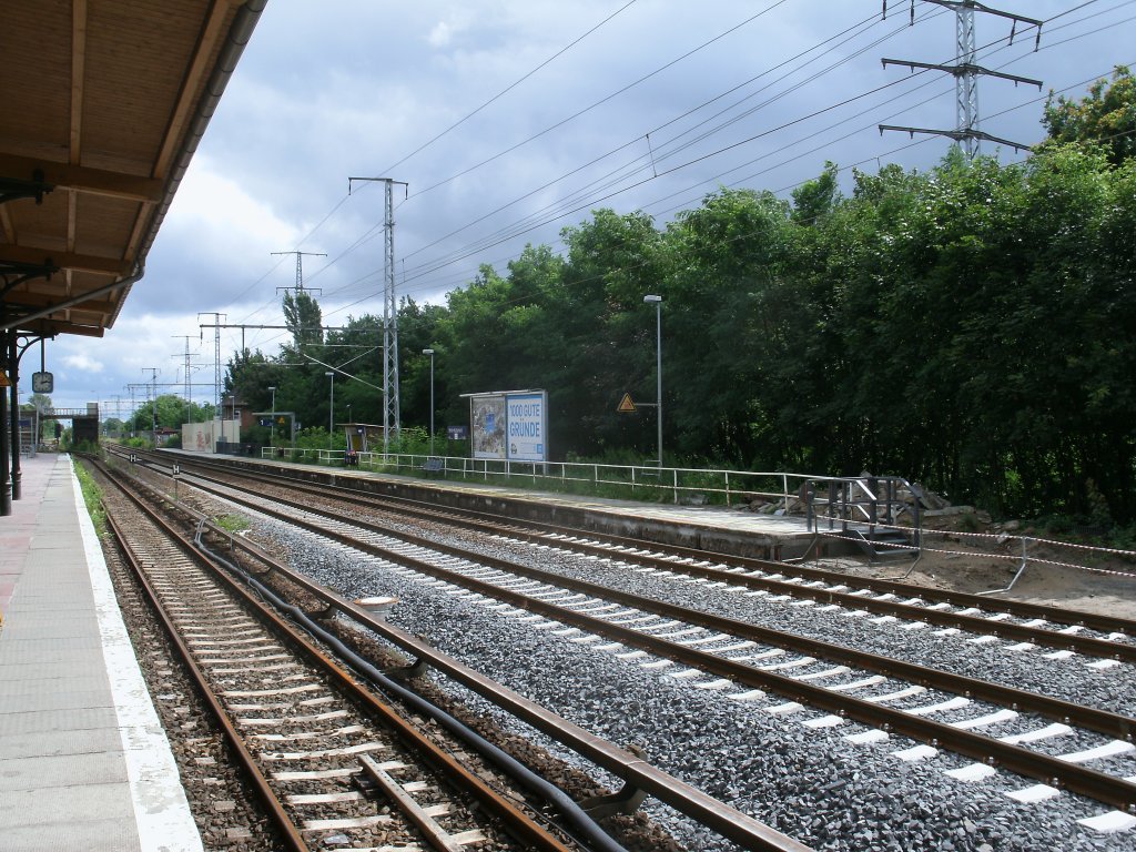 Der Bahnsteig f�r die haltenden Z�ge Richtung Stadtausw�rts in Berlin Karlshorst am 14.Juli 2012. 