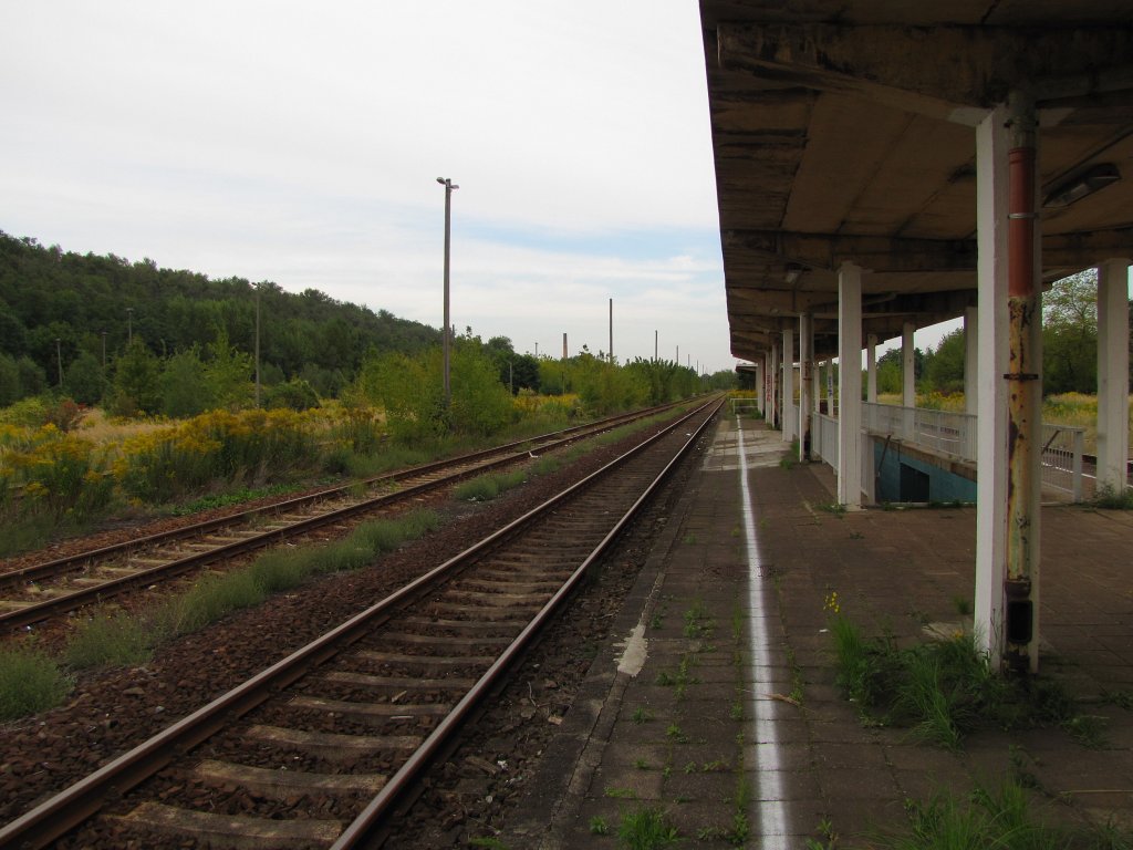 Der Bahnsteig mit dem heute noch genutzten Gleis 4 in Braunsbedra; 07.09.2010