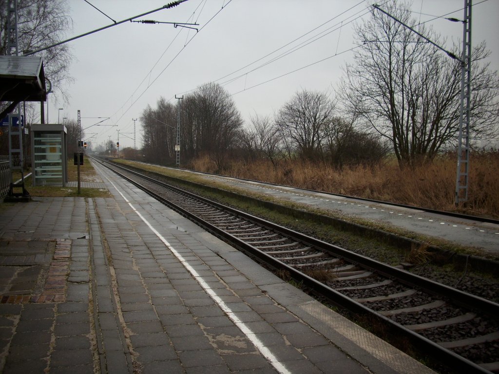 Der Bahnsteig in Rambin am 24.Januar 2009 in Richtung Samtens.In Rambin halten nur RE-Zge in Richtung Sassnitz,Binz,Stralsund und Rostock.