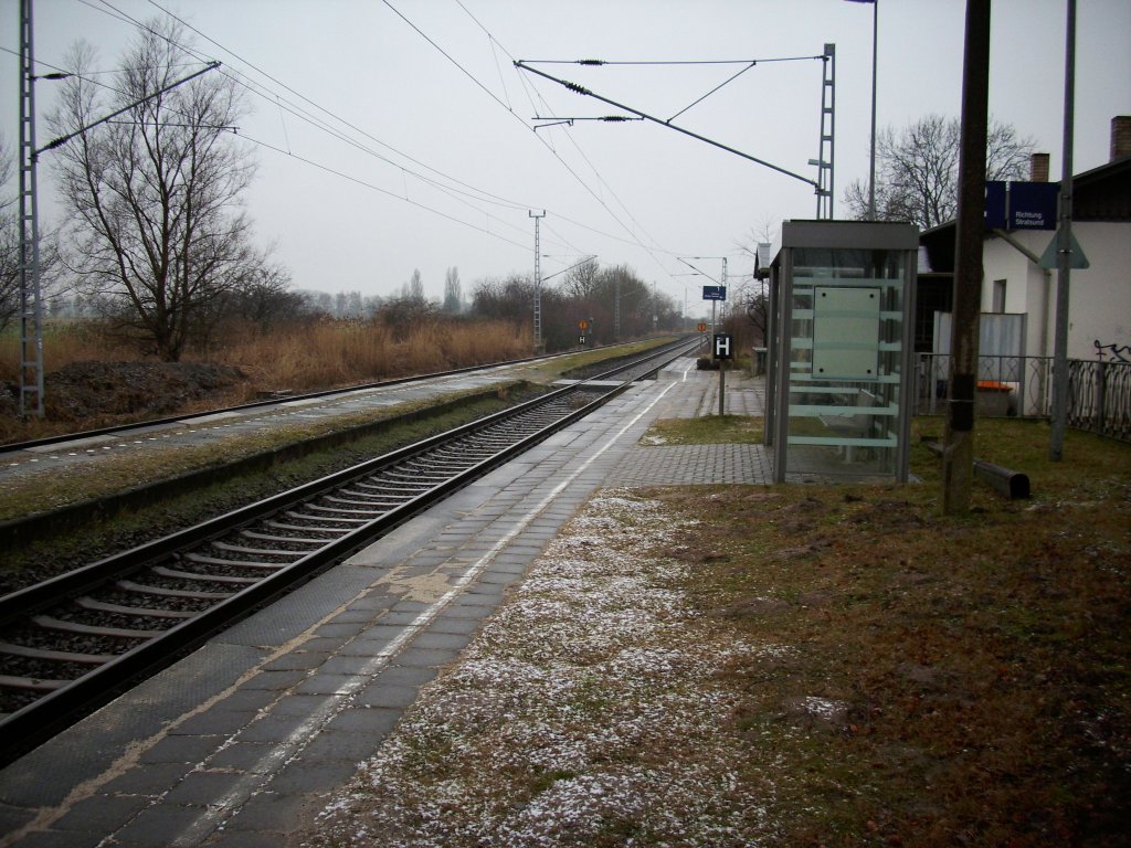 Der Bahnsteig in Rambin,am 24.Januar 2009,in Richtung Stralsund.Durchfahrende Zge fahren hier mit 90 km/h Streckenhchstgeschwindigkeit durch.Rambin ist die letzte,mit Personal,besetzte Blockstelle auf Rgen.