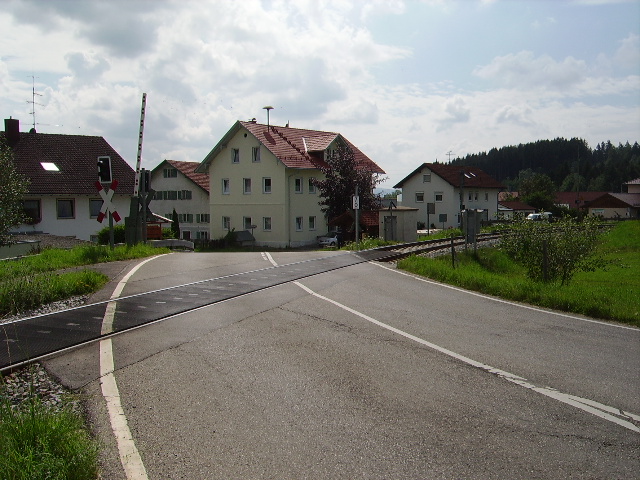 Der Bahnbergang am Bhf Sulzberg (Allgu) am 11.08.09