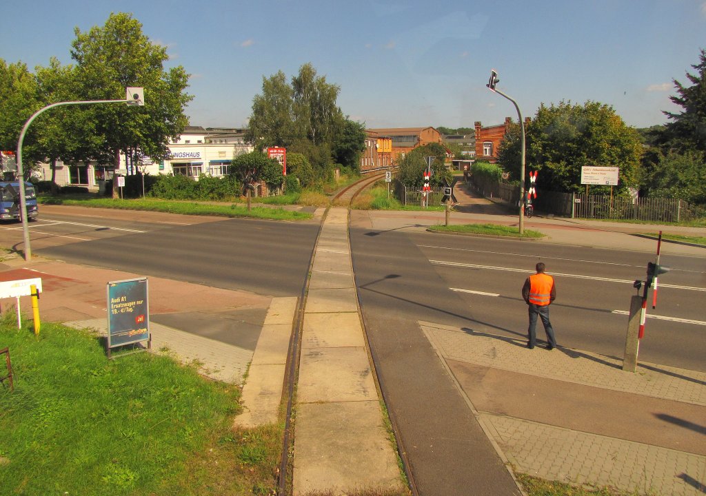 Der Bahnbergang der B 184 an der KBS 257 nach Wrlitz in Dessau. Das Foto wurde vom Oberdeck des DVE 670 004 gemacht; 14.09.2011