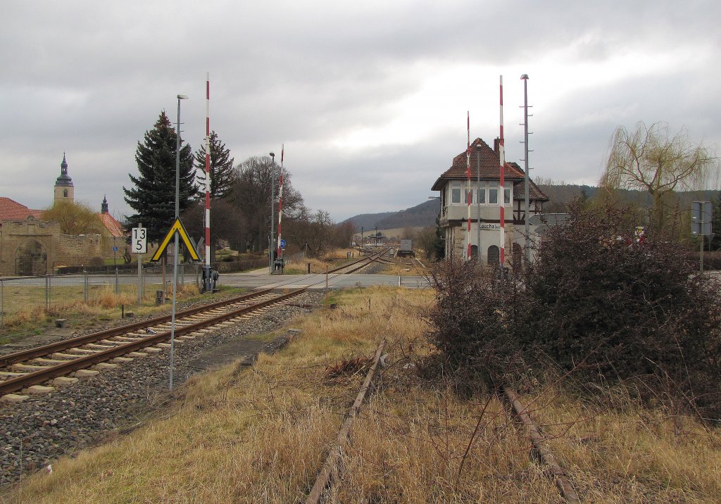 Der Bahnbergang der B176 und das Stellwerk Lw in Laucha (Unstrut). Das ehemalige Finnebahngleis ist schon fast zugewachsen; 12.03.2012