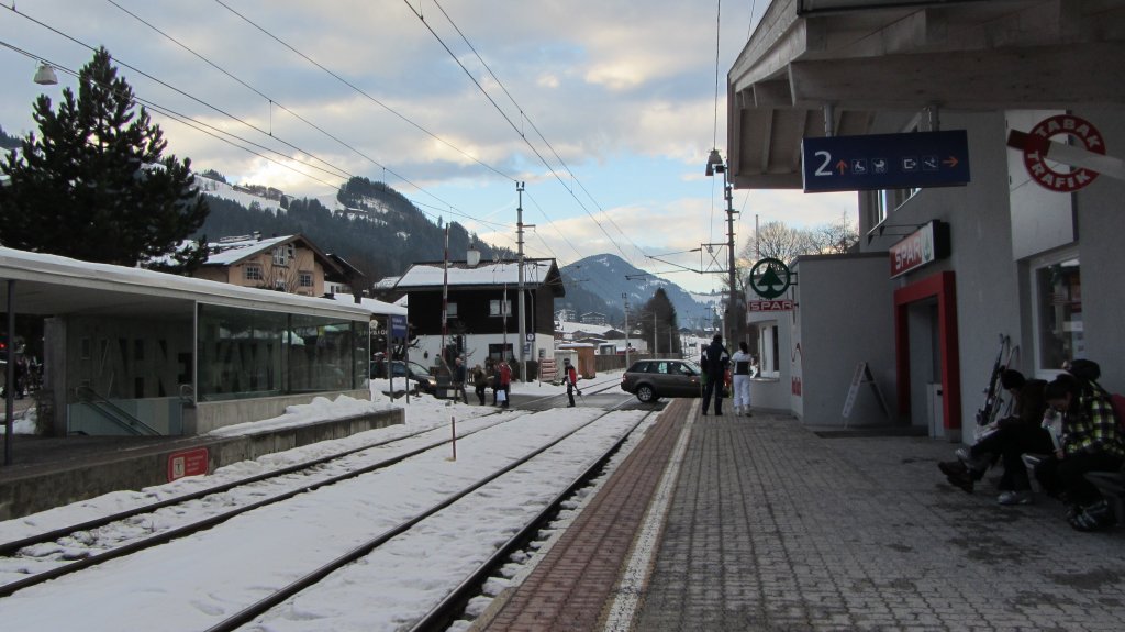 Der Bahnbergang direkt hinter dem Bahnhof Kitzbhel Hahnenkamm. Dort ereigneten sich in den letzten Jahren immer wieder Unflle.(30.12.2012)