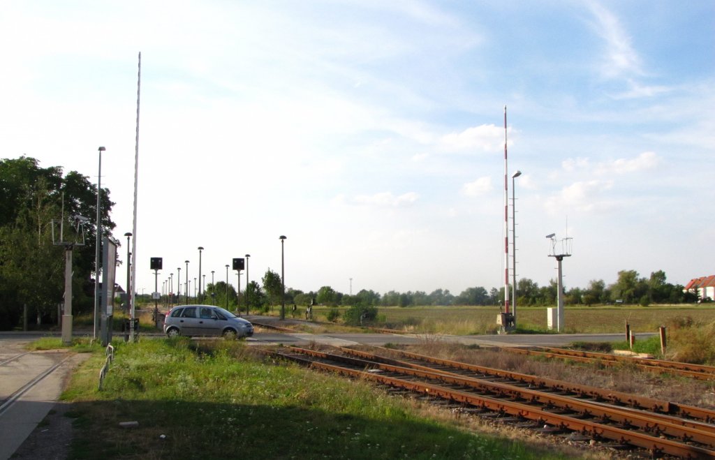 Der Bahnbergang in Khnhausen an der Strecke von Erfurt nach Nordhausen und Kassel, am 22.08.2012.