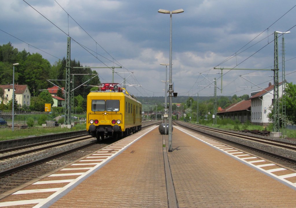 Der Bamberger 708 332-2 durchfhrt am 15. Mai 2012 den Bahnhof Kronach in Richtung Lichtenfels.