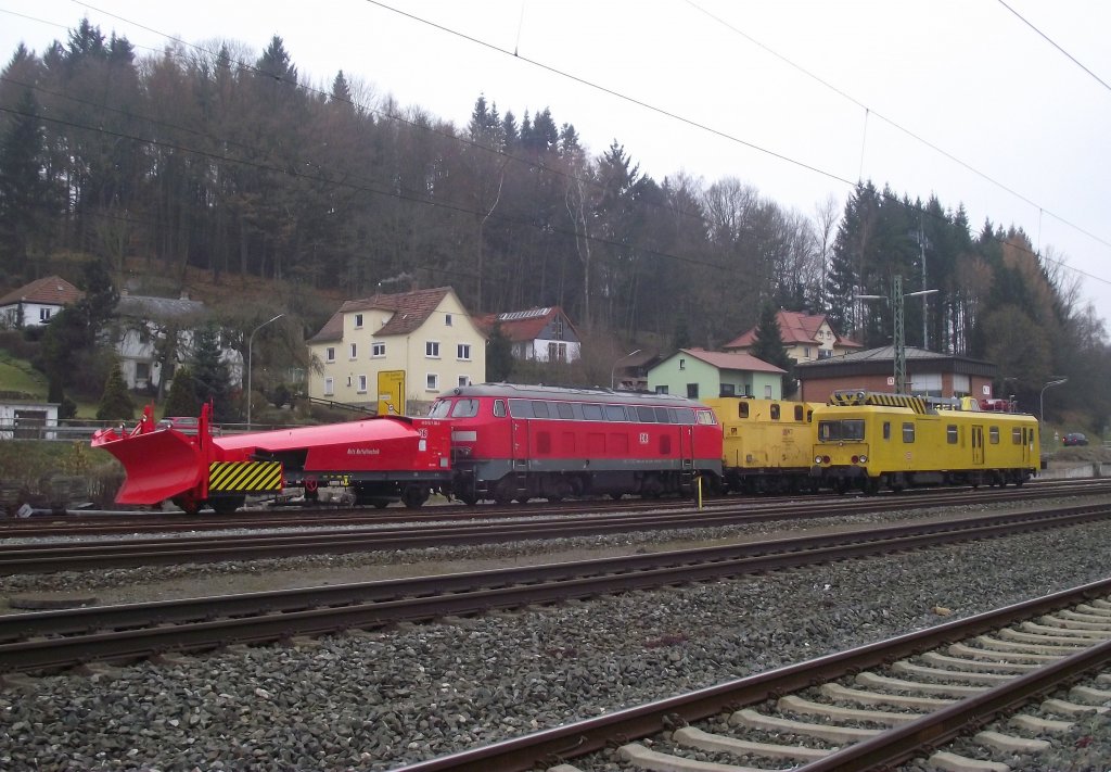 Der Bamberger OL-Triebwagen 708 332 und 218 139-4 samt zwei Schneepfl�gen stehen am am 25. November 2011 im n�rdlichen Gleisvorfeld von Kronach abgestellt.