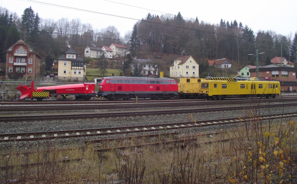 Der Bamberger OL-Triebwagen 708 332 und 218 139-4 samt zwei Schneepflgen stehen am am 25. November 2011 im nrdlichen Gleisvorfeld von Kronach abgestellt.