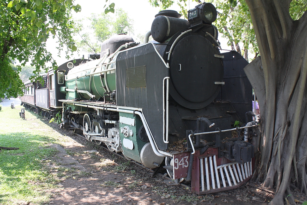 Der Baum hat seit Mrz 1987 bedrohliche Dimensionen erreicht. 943 (1'D1'-h2, Mitsubishi/Japan, Bauj. 1950, Fabr.Nr. 691) am 19.Mrz 2011 im Chatuchak Park.