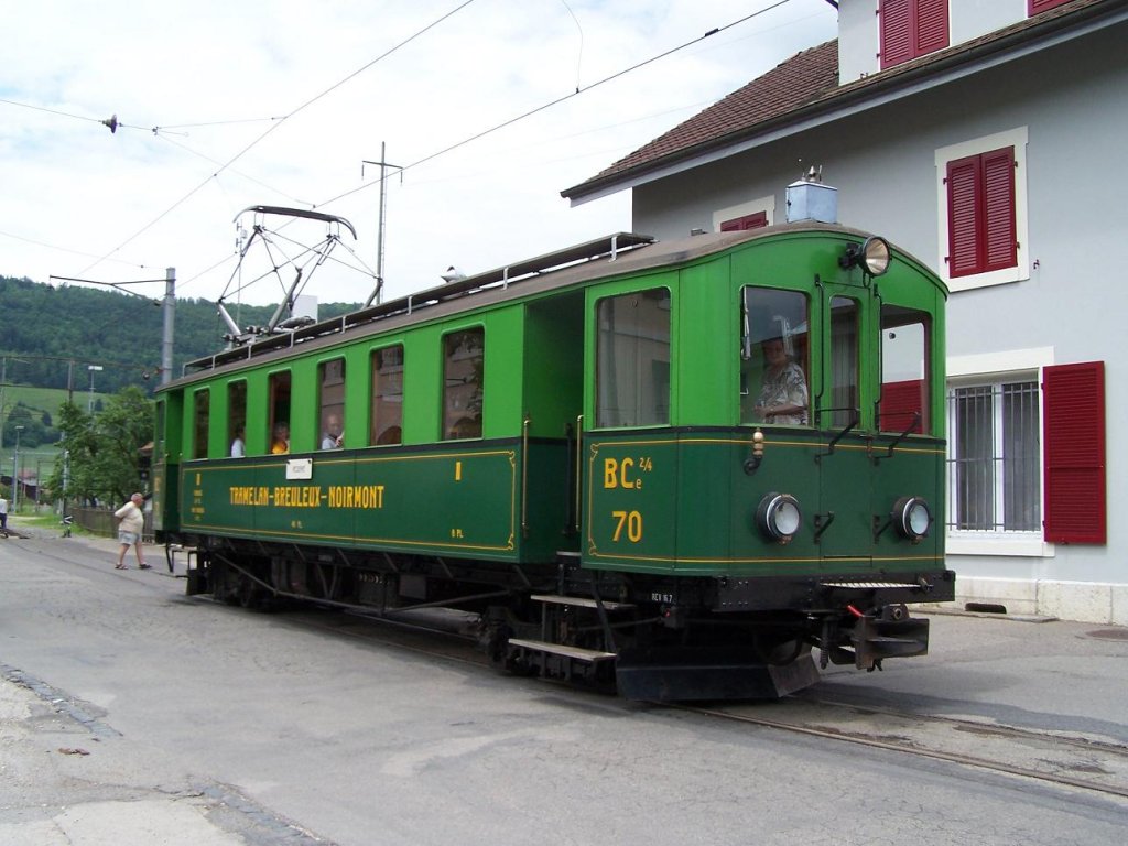 Der BCe Nr 70 im Bahnhof Glovelier am 12/06/10.