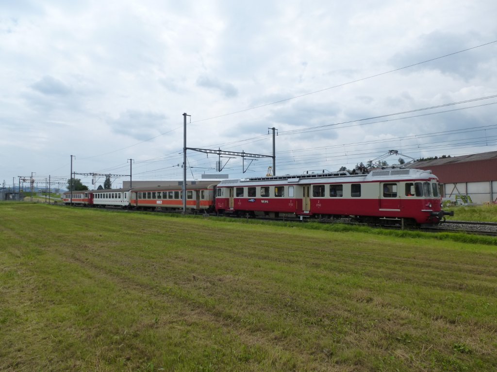 Der BDe 4/4 2 des Vereins DSF bringt die Wagen B362, B366 und den Steuerwagen Bt 374 am 27.06.2013 in ihre neue Heimat. Das Foto entstand in Romont.