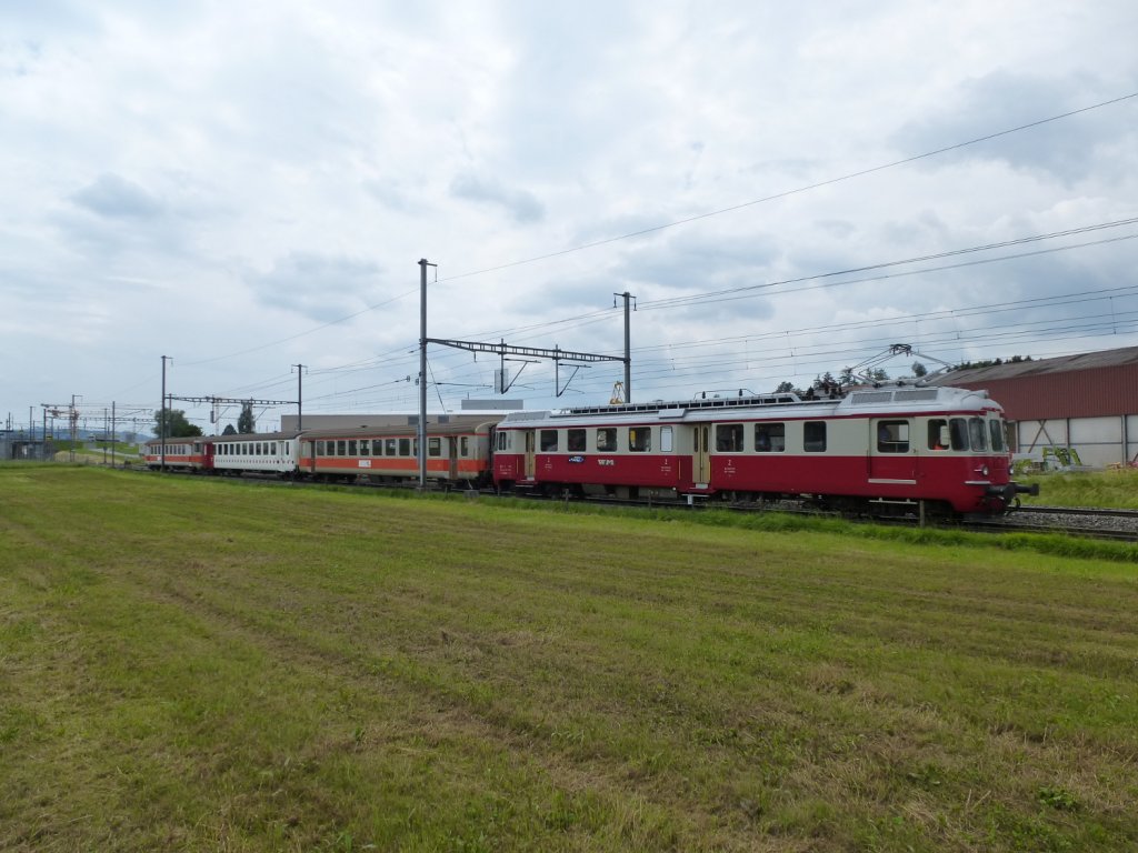 Der BDe 4/4 2 des Vereins DSF bringt die Wagen B362, B366 und den Steuerwagen Bt 374 am 27.06.2013 in ihre neue Heimat. Das Foto entstand in Romont.