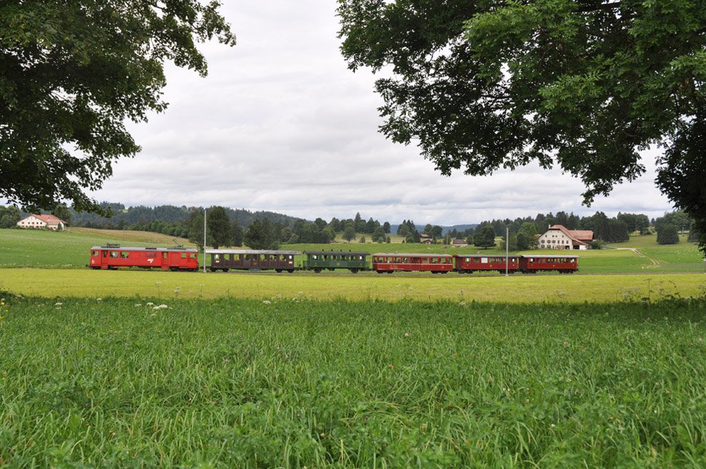 Der BDe 4/4 621 verlsst La Chaux-d'Abel am 24. Juli 2009 mit dem Extrazug Saignelgier - La Chaux-de-Fonds, bestehend aus den La Traction-Wagen BR 779, C 778, B 771, BC 776 und BC 774, anlsslich des Cevifests Conveniat09 in Saignelgier.