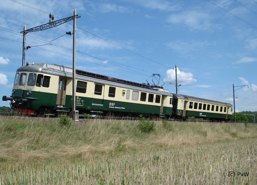 Der BDe 4/4 80 der Draisinen Sammlung Fricktal durchfhrt am 26.07.11 die langezogene Kurve bei Felsenau. 