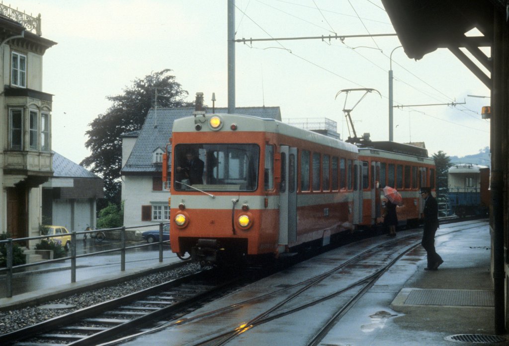 Der BDe 4/8 der Trogener Bahn hlt am 27. Juni 1980 in Trogen abfahrtbereit. 