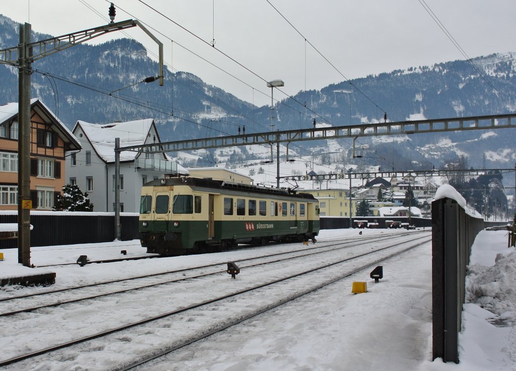 Der BDe 576 058-2 wird in Arth-Goldau auf ein Abstellgleis rangiert, um spter den VAE in Richtung Biberbrugg zu schieben, 14.12.2012.