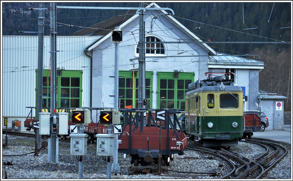 Der BDhe 4/4 106 kommt vermutlich wieder mit den hier abgestellten Skitransportwagen in Einsatz. Grindelwald Grund (13.11.2012)