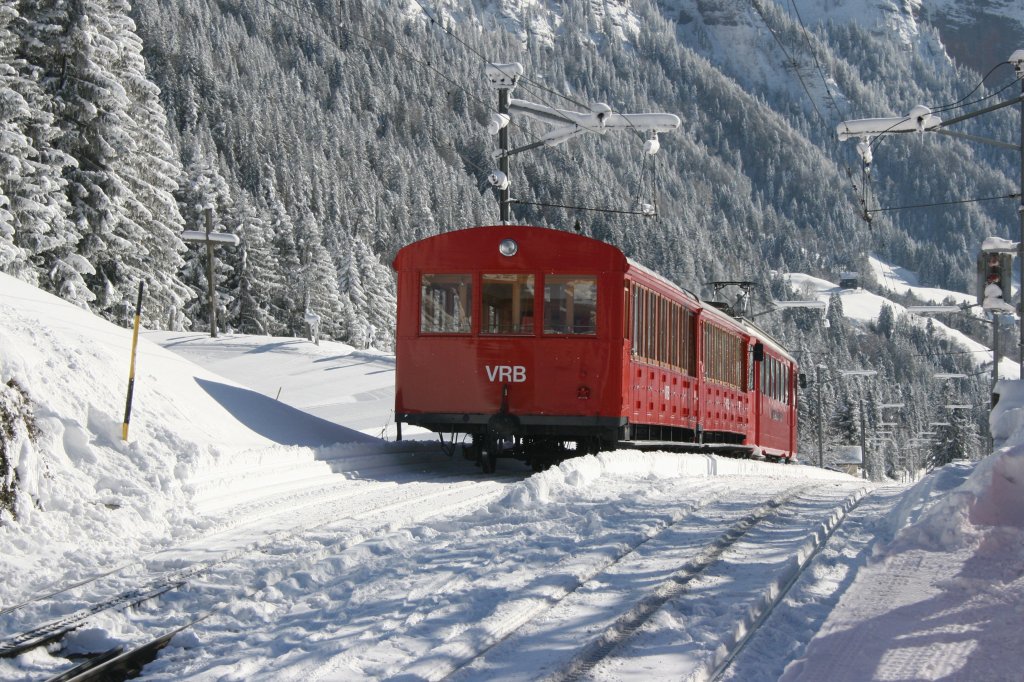 Der BDhe 4/4 Nr. 5 aus 1964 ist im Winter praktisch tglich auf der Vitznau-Rigi-Bahn im Dauereinsatz. Am Nachmittag des 20.12.2009 hat der Triebwagen zusammen mit den durchaus als nostalgisch zu bezeichnenden Vorstellwagen 7 und 8 die Station Kaltbad talwrts Richtung Vitznau verlassen. 