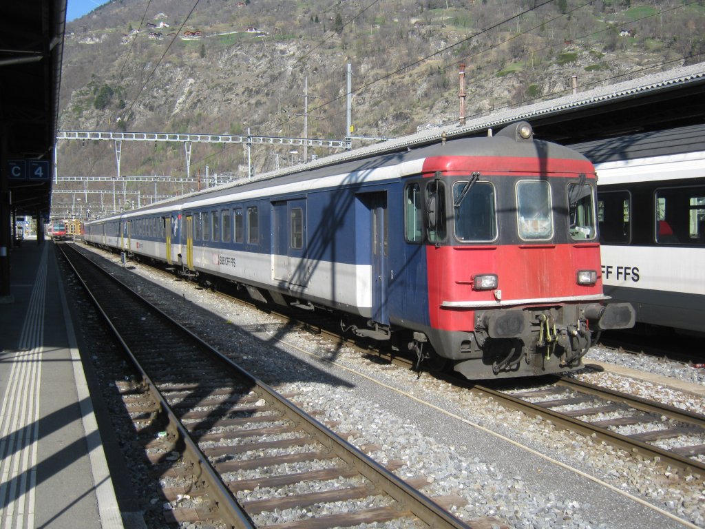 Der BDt EW I NPZ 50 85 82-34 904-1 an der Spitze eines Simplonpendels abgestellt in Brig, 31.03.2012.