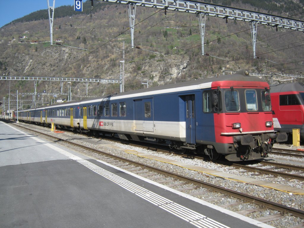 Der BDt EW I NPZ 50 85 82-34 901-7 an der Spitze eines Simplonpendels abgestellt in Brig, 31.03.2012.