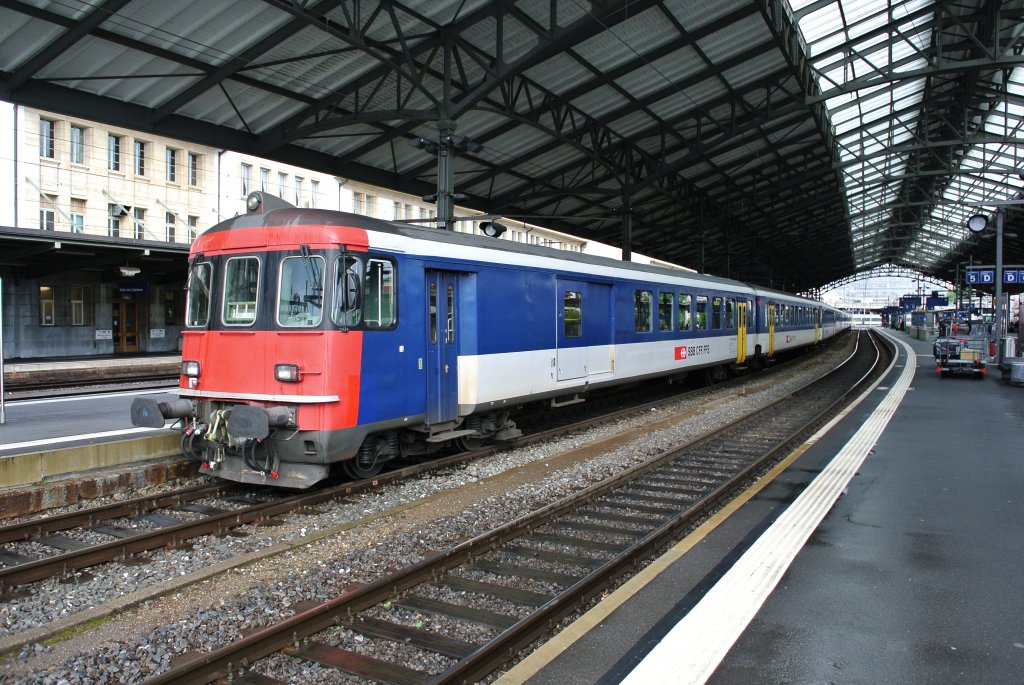 Der BDt EWI 50 85 82-33 900-9 am Schluss des RE 2745 in Lausanne. In Krze fhrt der Zug nach St-Maurice, 12.06.2012.
