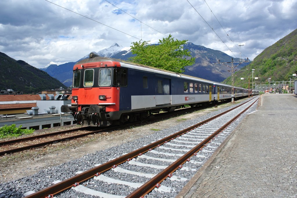 Der BDt EWII, 50 85 82-33 937-2, abgestellt an der Spitze eines 5-teiligem S-Bahn TILO Pendels (auf der anderen Seite mit einer Re 4/4 II) in Bellinzona. Dieser Pendel, der letzte BDt Pendel im Tessin, verkehrt Mo-Fr als Verstrkungszug Bellinzona-Chiasso, 21.04.2012.
