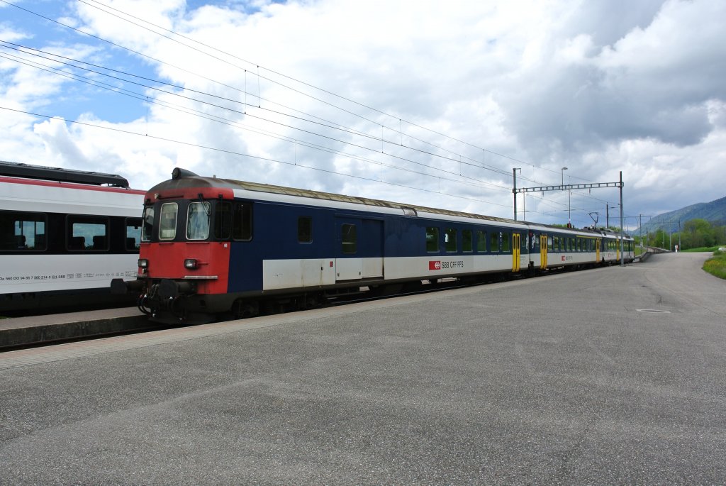 Der BDt EWII, 50 85 82-33 932-3, am Schluss des R 6541 verlsst den Bahnhof Lommiswil in Richtung Oberdorf-Weissensteintunnel-Gnsbrunnen, 07.05.2012.