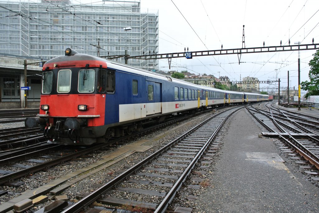 Der BDt EWII 50 85 82-33 934-9 wird soeben mit seinem EWI/II NPZ Pendel aus dem Abstellfeld in den Bahnhof Lausanne rangiert, um anschliessend den RE 2628 nach Genf zu fhren, 12.06.2012.
