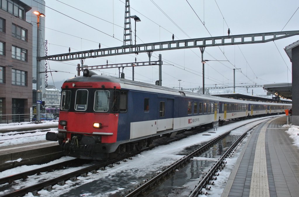 Der BDt EWII 50 85 82-33 917-4 am Schluss des Dispo Olten beim Rangieren in Olten. Nach dem Einsatz am Gotthard gestern, wurde eine der beiden Re 4/4 II wieder durch einen Steuerwagen ersetzt. Der Zug kam soeben als Leermaterialzug aus Zrich, und wird nun in die Abstellgruppe gefahren, 15.12.2012.