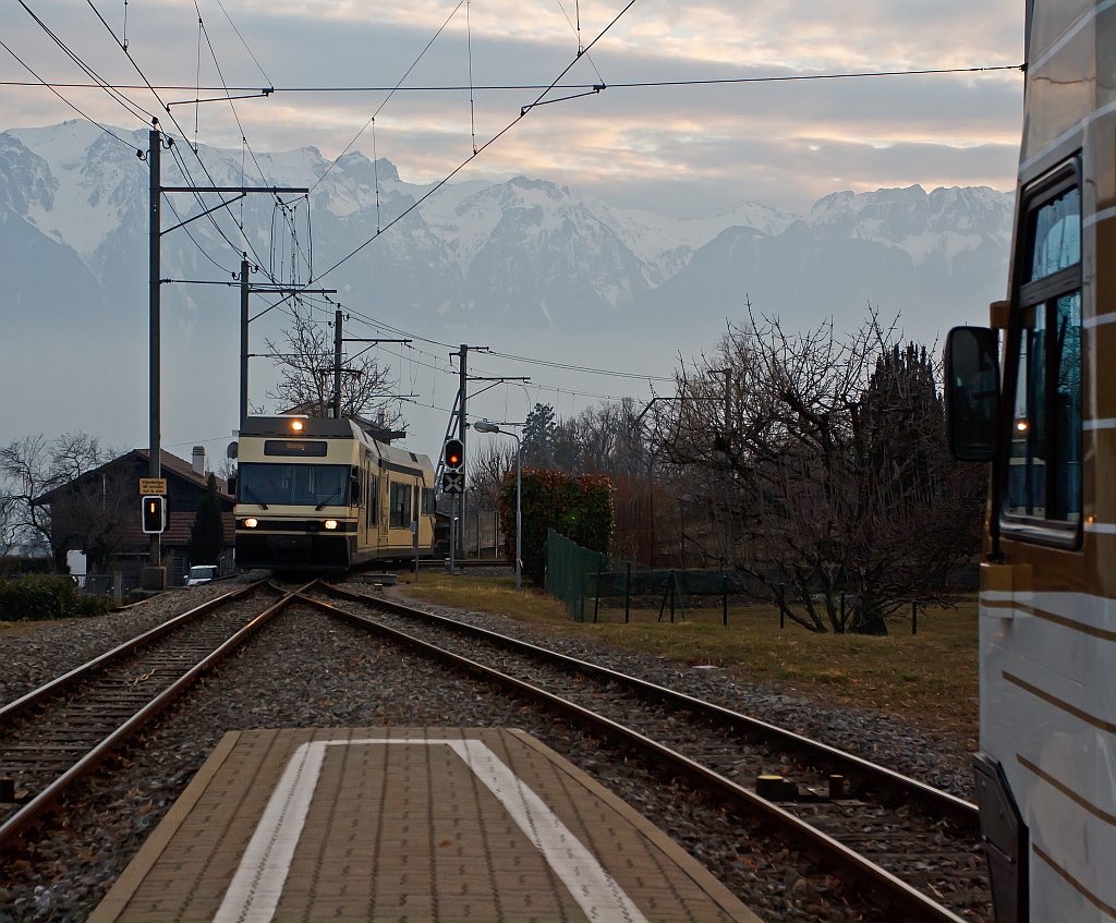 Der Be 2/6 - 7001 (Stadler Elektrischer Niederflur-Doppelgelenk-Leichttriebwagen Typ GTW 2/6) der MVR (Transports Montreux–Vevey–Riviera) ex CEV (Chemins de fer lectriques Veveysans) kommt von Vevey hinauf, hier am 25.02.2012 in Saint-Lgier Gare. Rechts wartet Be 2/6 - 7003 zur Talfahrt nach Vevey. Diese Meterspurigen Triebwagen fahren die Bahnstrecken Vevey–Saint-Lgier–Blonay. Die Netzspannung ist 900 V Gleichstrom, die Steigung der Strecke ist bis zu 45 promile.
