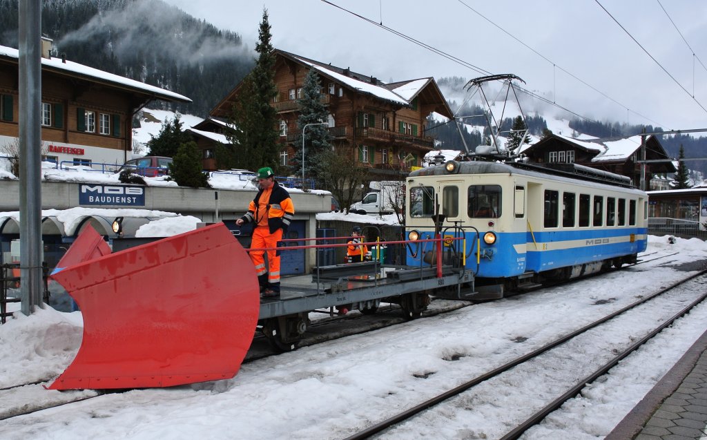 Der Be 4/4 1002 steht mit dem Schneepflug X60 Abfahrbereit in Zweisimmen, 17.12.2012.