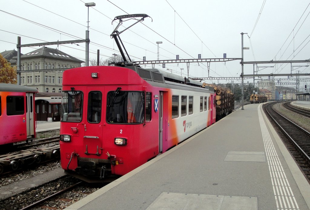 Der Be 4/4 2  Baulmes  der travys trifft am 14.11.11 mit einem aufgeschemmelten und beladenen Spns in Yverdon ein.