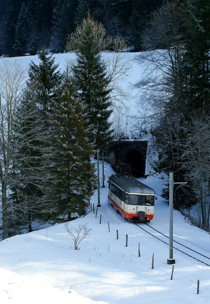 Der Be 4/4 N° 5 hat am 18. Januar 2010 als Regionalzug 20 den 721 m langen Petits Monts Tunnel verlassen und trifft in wenigen Augenblicken an der Haltestelle Les Frêtes ein.
(EXIF-Daten: SONY DSLR-A350, Aufnahmezeit: 2010:01:18 14:13:49, Belichtungsdauer: 0.004 s (1/250) (1/250), Blende: f/5.6, ISO: 100, Brennweite: 35.00 (350/10))