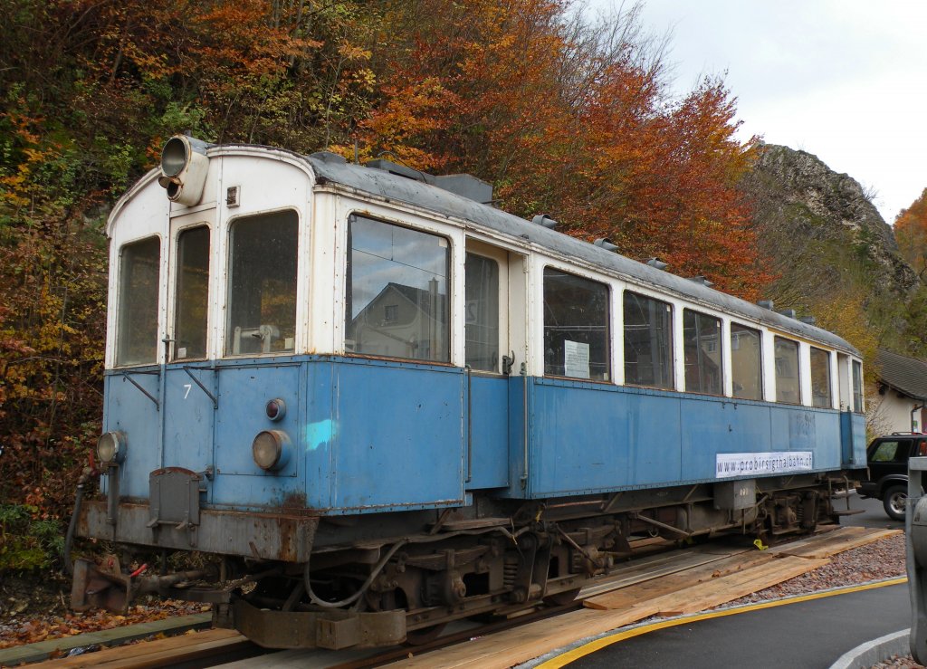 Der Be 4/4 Nr. 7 der BTB war von 1923 bis 1966 im Linienbetrieb. Nach der Umstellung auf Trambetrieb 1984 wurde der Wagen vom Tramclub Basel bernommen und im Eglisee remisiert. Die Aufnahme stammt vom 06.11.2012.