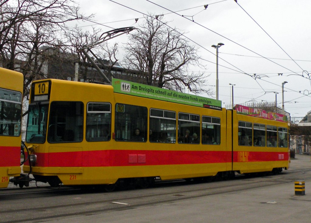 Der Be 4/6 231 war der Musterwagen fr den neuen Snfte-Teil und wurde so zum Be 4/8. Jetzt wurde der Wagen wieder zum Be 4/6 zurckgebaut. Die Aufnahme stammt vom 28.12.2012.