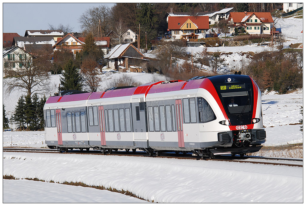 Der Beginn einer neuen ra hat am vergangenen Wochenende bei der GKB begonnen. Die neuen Stadler GTW’s fahren seit diesem Zeitpunkt im Regelbetrieb. Zwar nicht so wie vorgesehen auf dem neuen Abschnitt der Koralmbahn, sondern mangels europaweiter Zulassung bis auf Weiteres nur auf der alten Strecke. Die erste Aufnahme zeigt 5063 005 als R 8535 von Graz nach Wies-Eibiswald im Oisnitzgraben kurz nach der Haltestelle Oisnitz-St. Josef am 12.12.2010