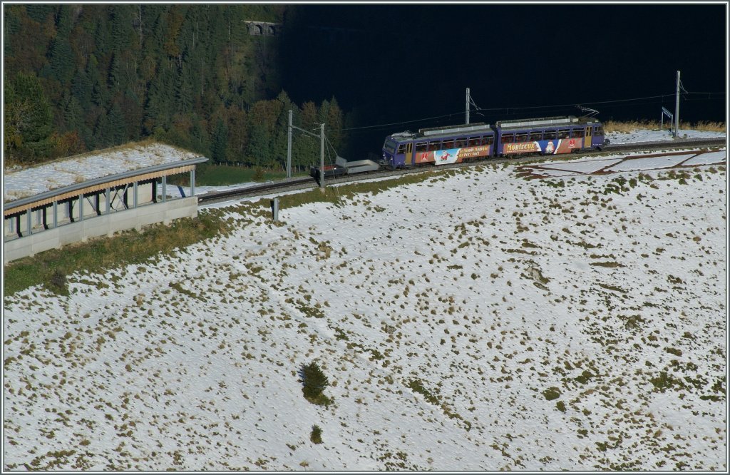 Der Beh 4/8 fhrt in eine Schutzgalerie und wird wenige Minuten spter die Gipfelstation Rochers de Naye erreichten. Der Damm, welcher Zug gerade befhrt ist berings die Wasserscheide Rhein und Rhone und somit Nordsee und Mittelmeer.
12. Oktober 2011