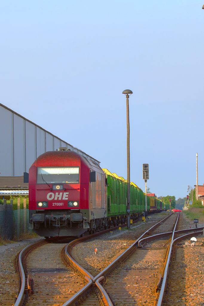 Der beladene Holzzug wurde aufs Hauptgleis umgesetzt und fhrt in Krze nach Niedergrne ab. - Torgelow 03.08.2013 - Vom B Borkenstr. aufgenommen. 